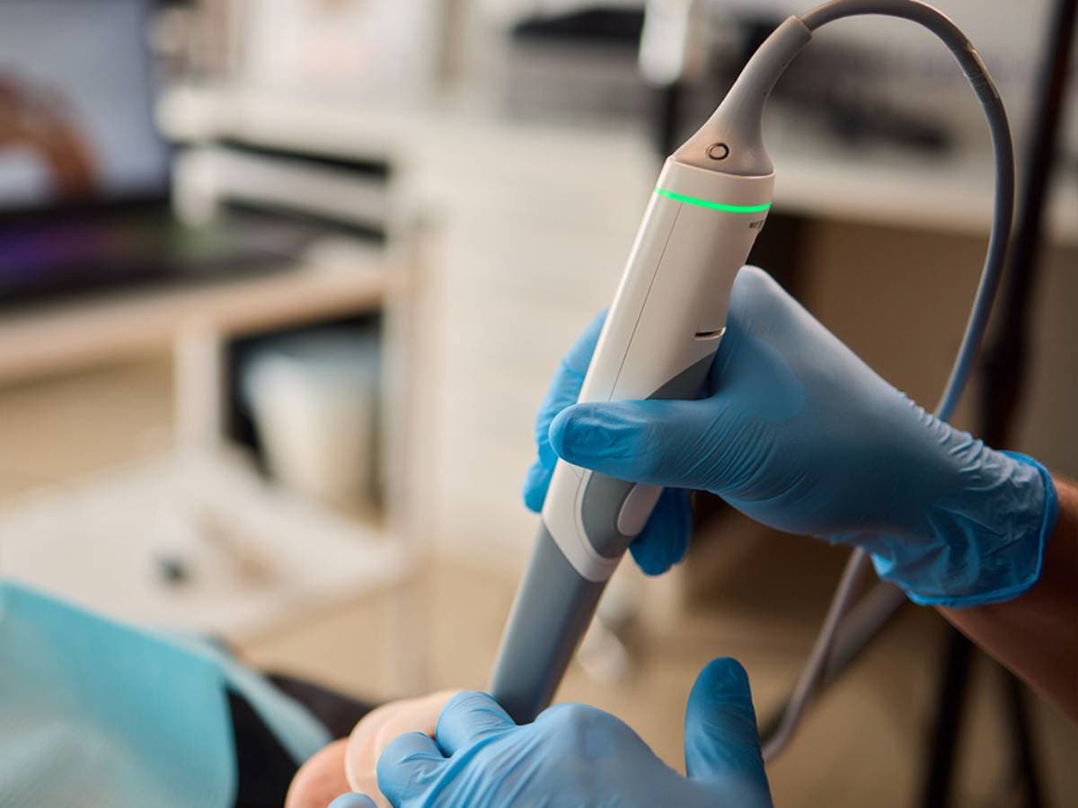 Dentist using advanced dental technology device for precise patient care